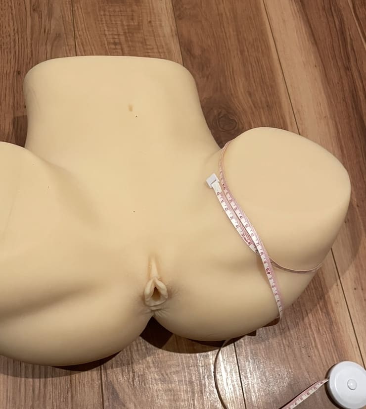 究極のデカ尻太ももの一番太い部分を実測したところ、50.5cmでした。
